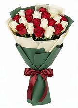 Букет Микс из красных и белых роз в Бердяуше