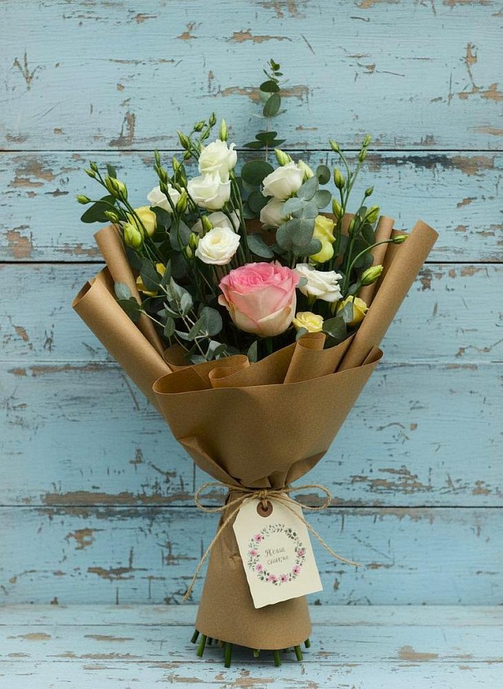 Букет цветов из: Розы и Лизиантусы в Бердяуше