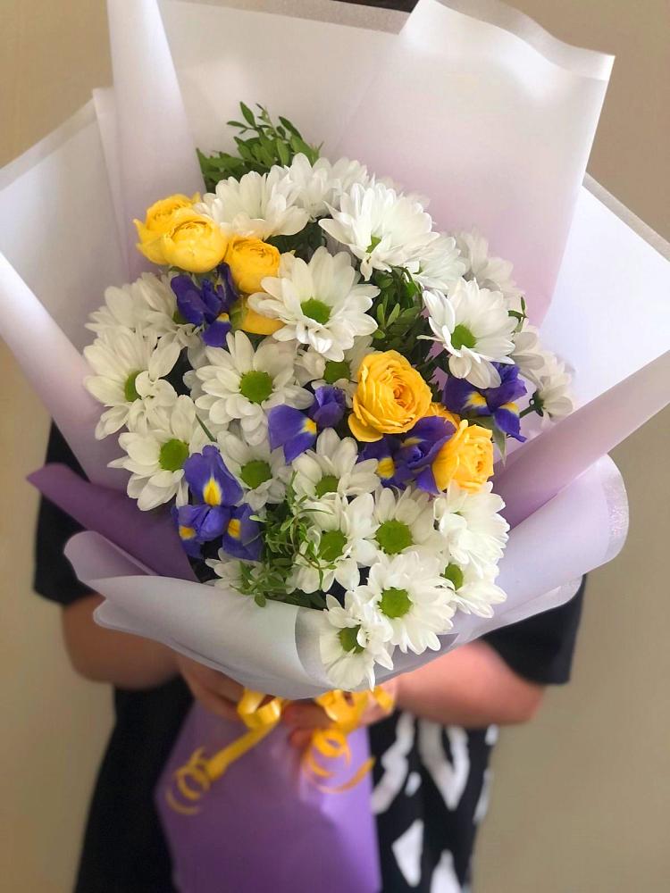 Букет цветов из: Ирисы, Хризантемы и Розы в Бердяуше