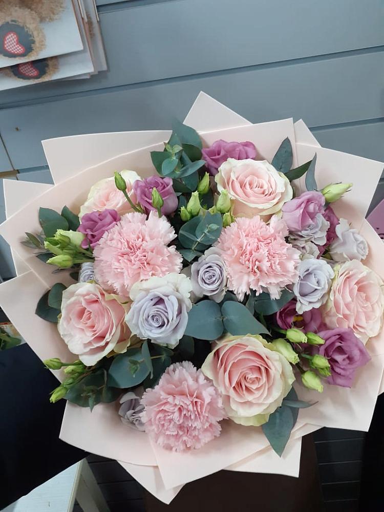 Букет цветов из: Розы, Гвоздики и Лизиантусы в Бердяуше